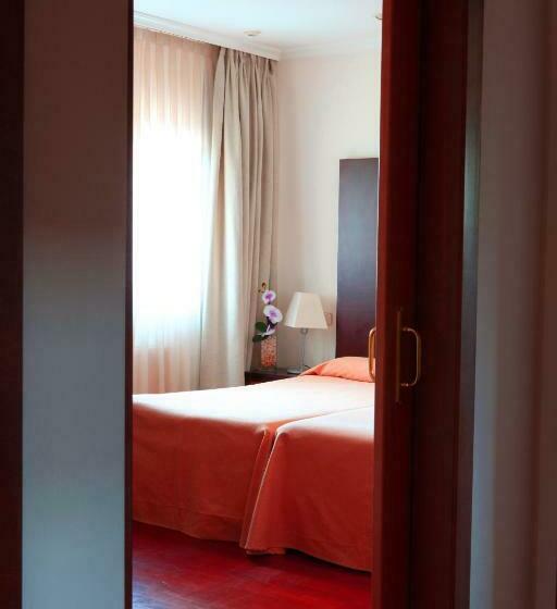 Номер Стандарт Трехместный, Escuela Madrid