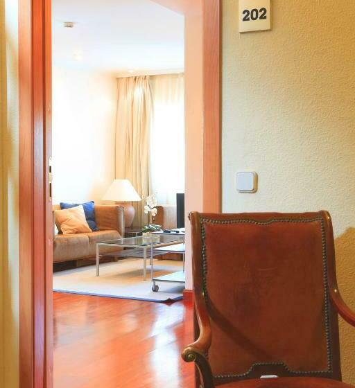 Номер Стандарт Трехместный, Escuela Madrid