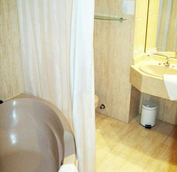 Четырехместный Номер Стандарт, Escuela Madrid