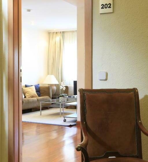 Четырехместный Номер Стандарт, Escuela Madrid