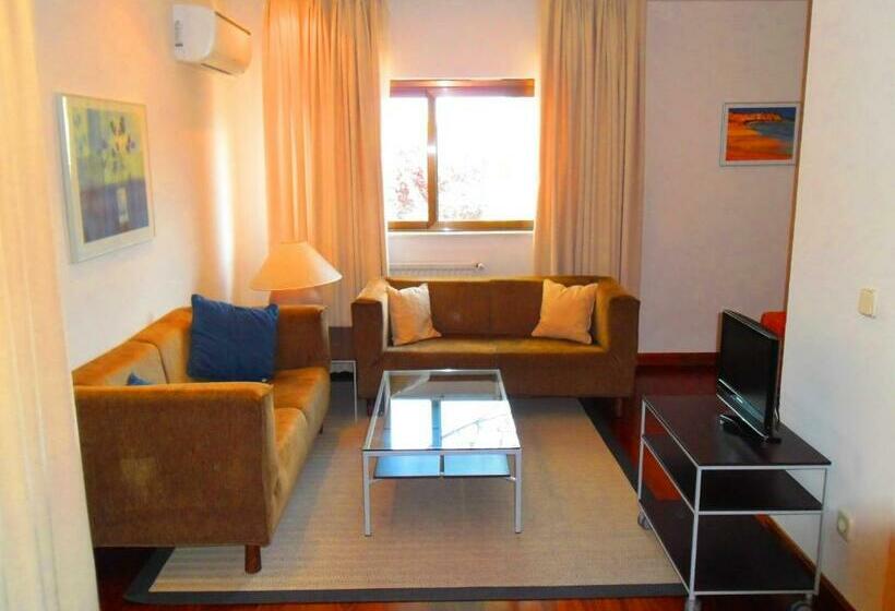 Четырехместный Номер Стандарт, Escuela Madrid