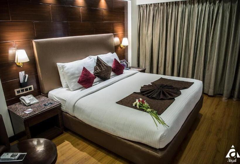 غرفة قياسية, Abigail Goradia S