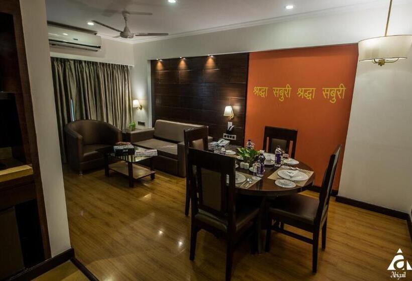 غرفة قياسية, Abigail Goradia S