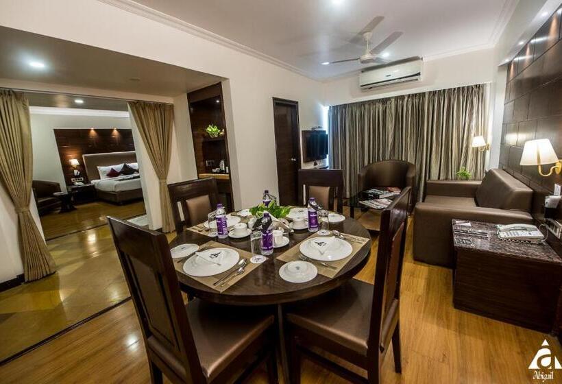 غرفة قياسية, Abigail Goradia S