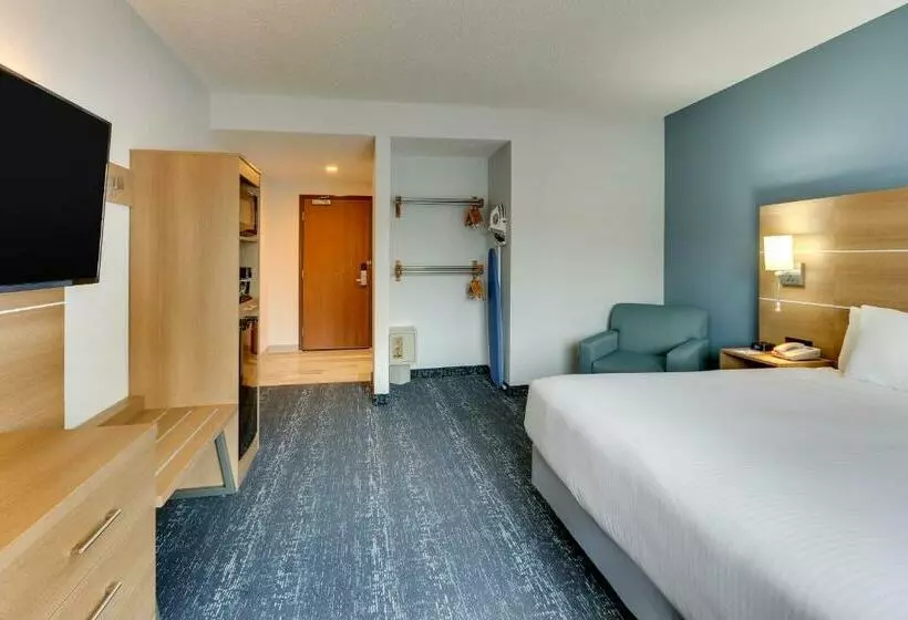 Standard Room King Bed Adapted for people with reduced mobility