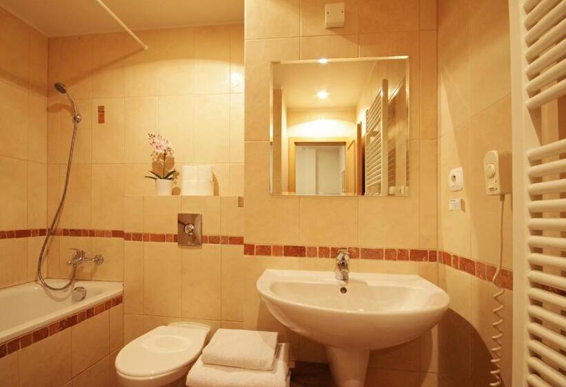 3 Bedroom Apartment, Old Town Apartments