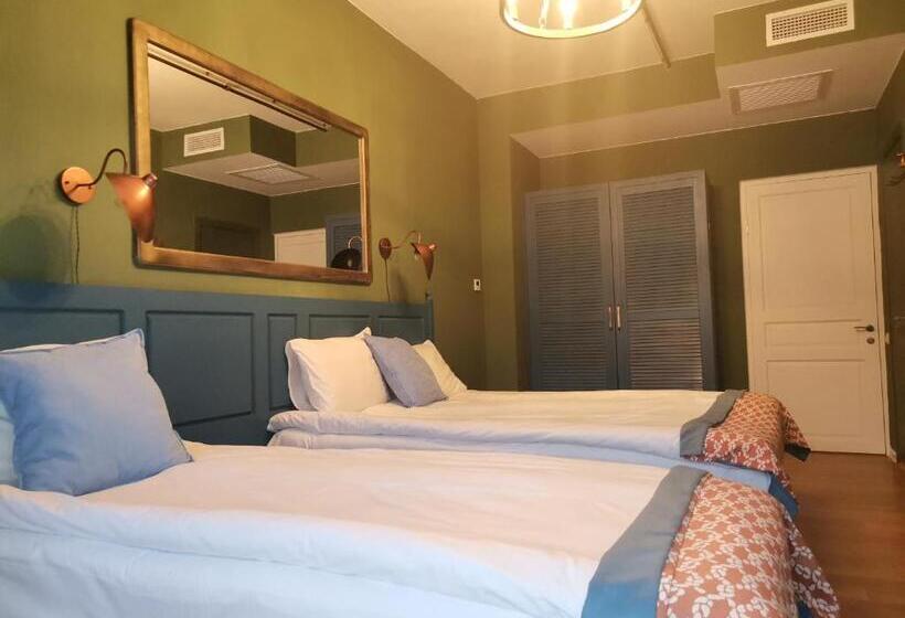 اتاق استاندارد سه نفره, Raimond Palace