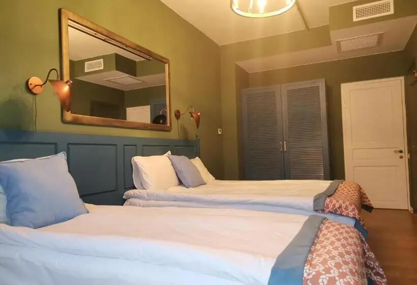 اتاق استاندارد سه نفره, Raimond Palace