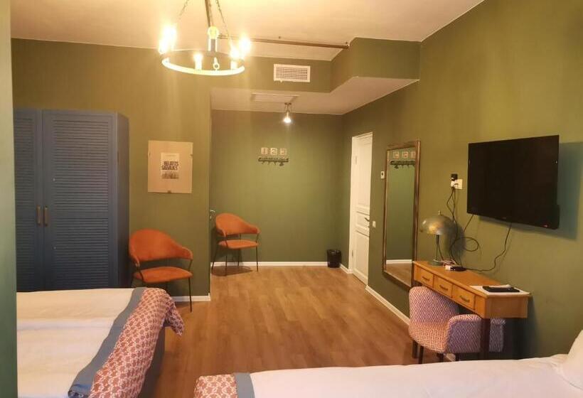 اتاق استاندارد سه نفره, Raimond Palace