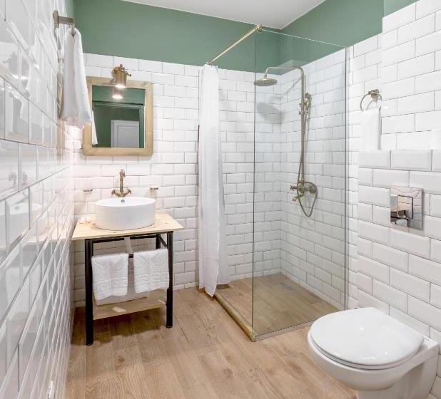 اتاق استاندارد سه نفره, Raimond Palace