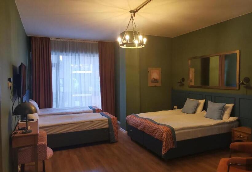 اتاق خانوادگی, Raimond Palace