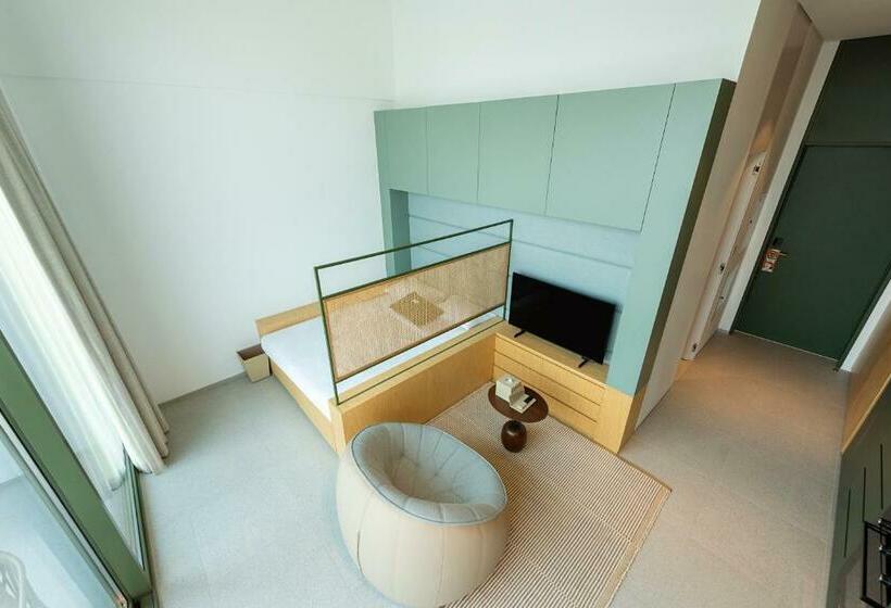 استودیوی لوکس, The Muse