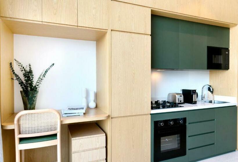 استودیوی لوکس, The Muse