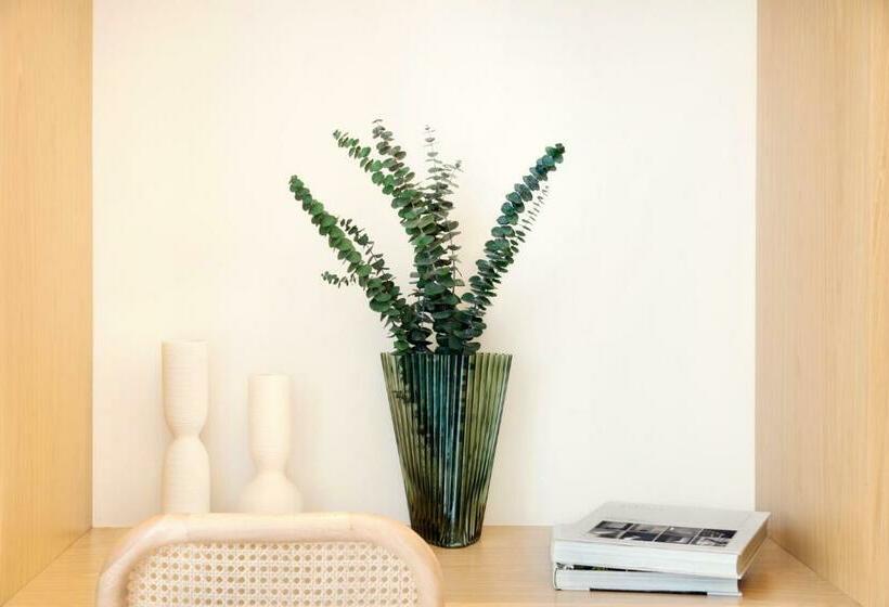 استودیوی لوکس, The Muse