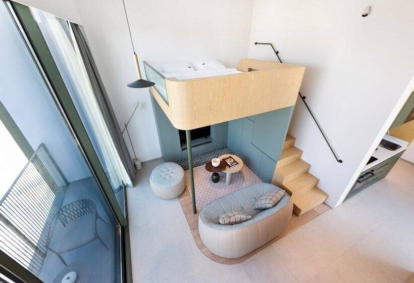 استودیوی لوکس, The Muse