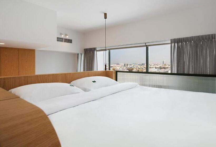 استودیوی سوپریور, The Muse