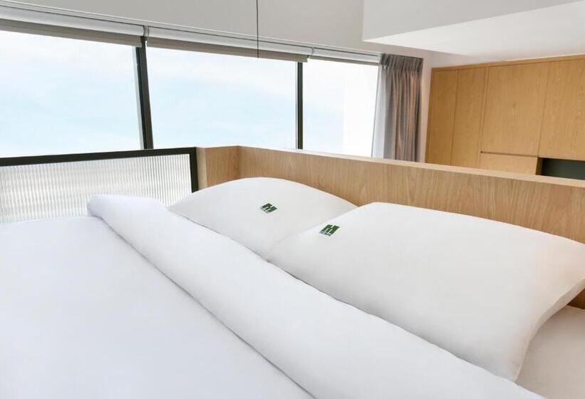 استودیوی لوکس, The Muse