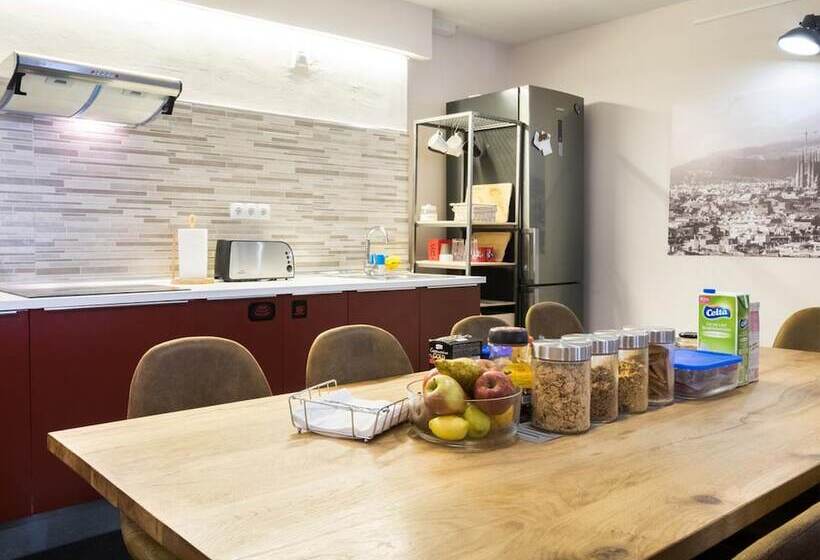 Кровать в Общей Комнате, Barcelona & You Hostel Sagrada Familia
