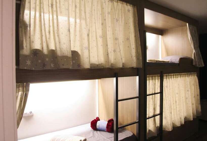 Кровать в Общей Комнате, Barcelona & You Hostel Sagrada Familia