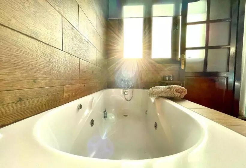 Deluxe Room with Hot Tub