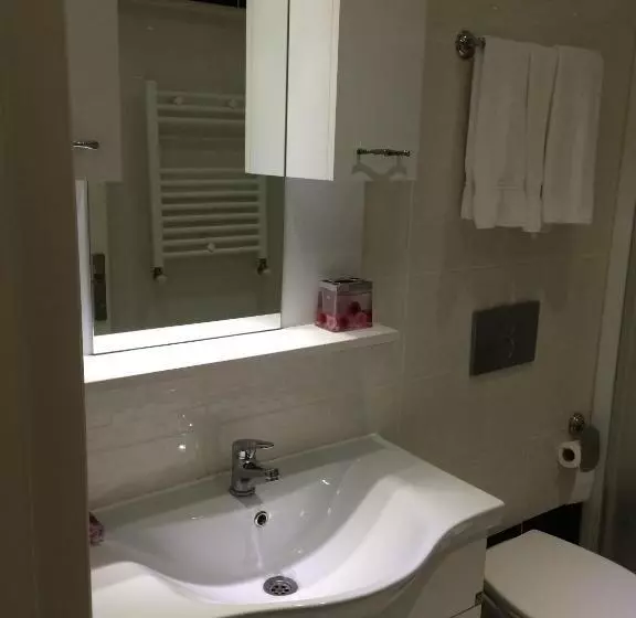 Deluxe Neljän Hengen Huone, Black Bird Suite