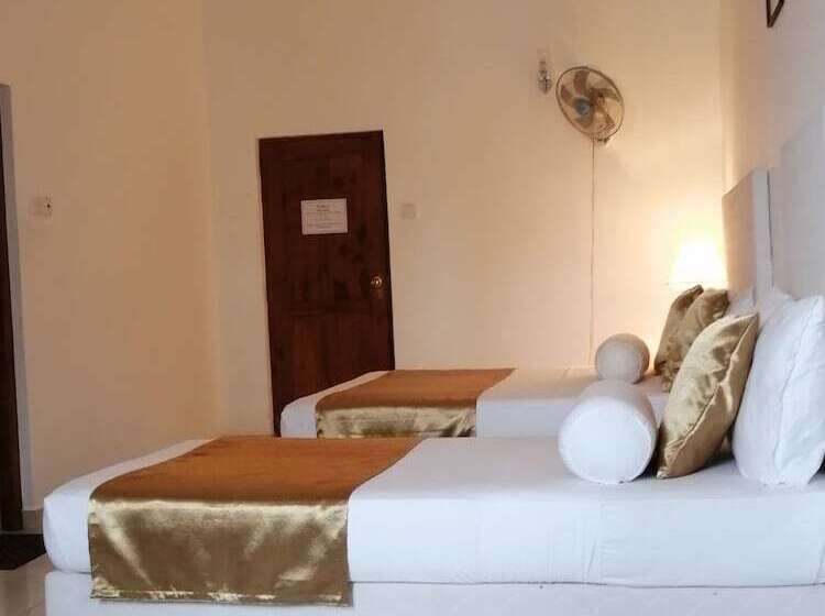 Habitación Triple Estándar, Kandy Unique