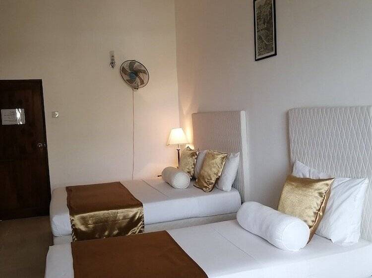Habitación Triple Deluxe, Kandy Unique