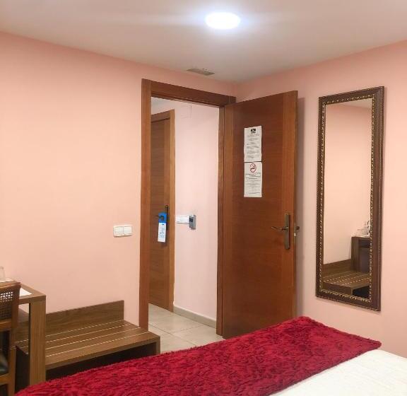 חדר סטנדרט, Llar De Capitans