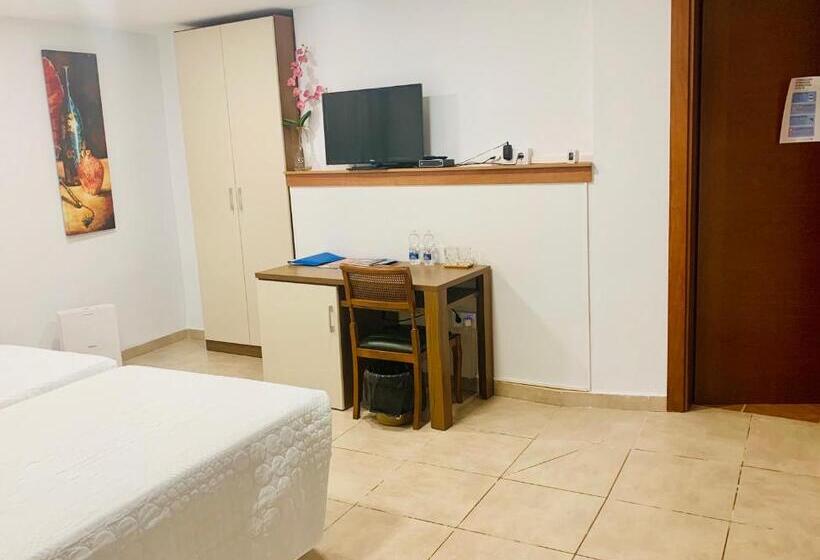 חדר סטנדרט, Llar De Capitans