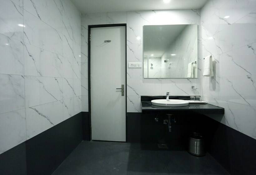 חדר דלוקס, Solitaire