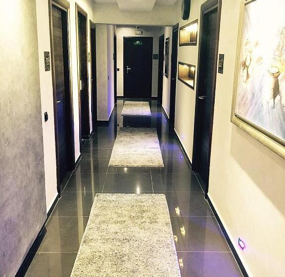 اتاق استاندارد, The Seven