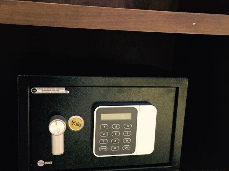 اتاق لوکس یک تخته, The Seven