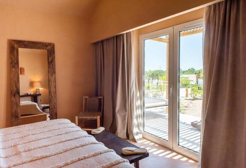 プールビュースタンダードルーム, Independente Comporta