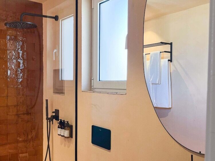 スタンダードルーム, Independente Comporta