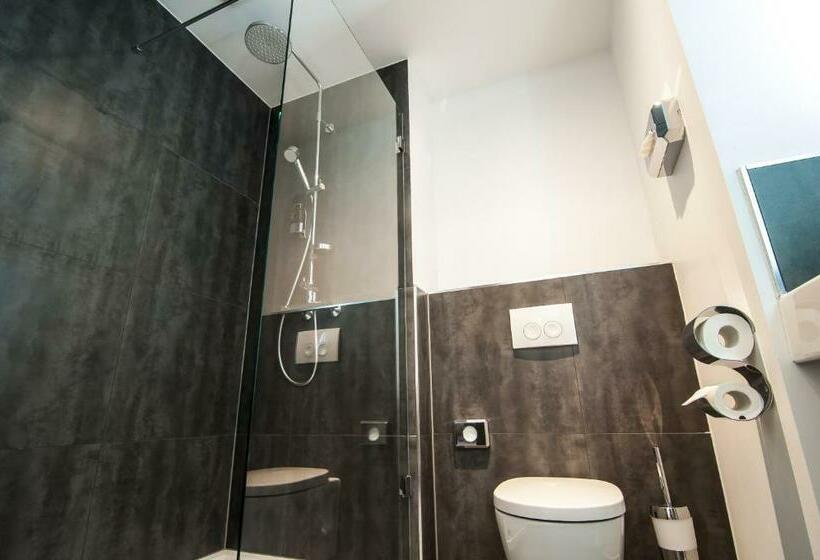 スタンダードトリプルルーム, Amaro