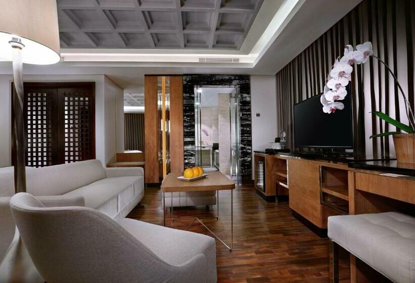 スイート, Aston Pasteur