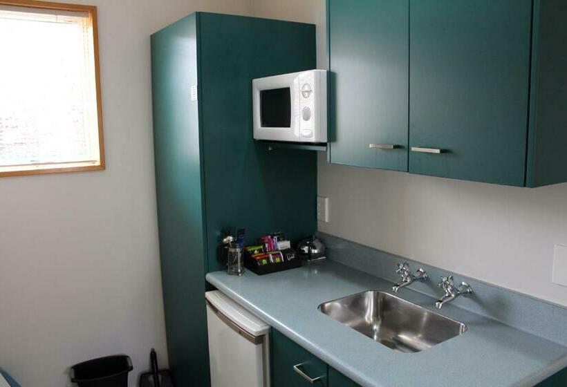 Студия Стандарт, Asure Ambassador Motor Lodge