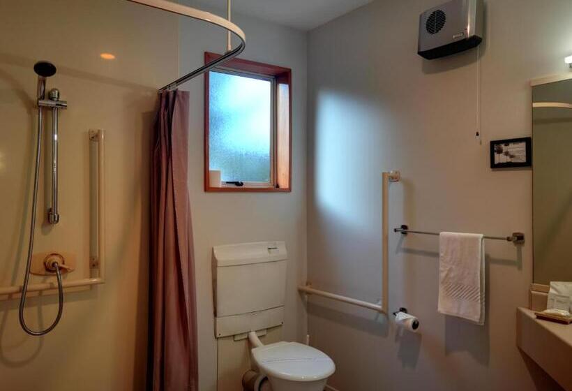 Студия Стандарт, Asure Ambassador Motor Lodge