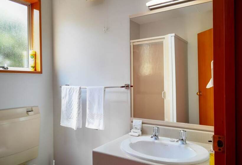 Студия Стандарт, Asure Ambassador Motor Lodge