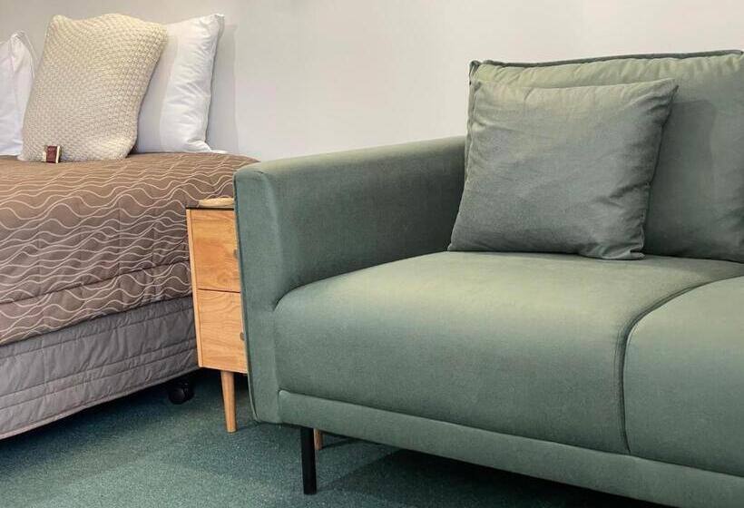 Студия Стандарт, Asure Ambassador Motor Lodge