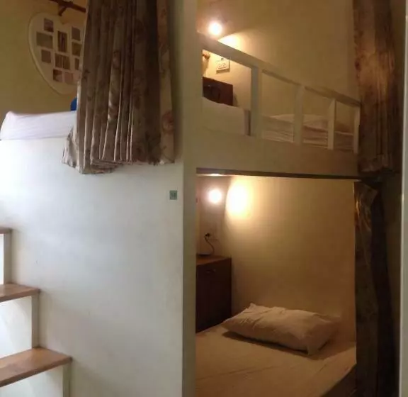 ファミリーステューディオ, Smile Capsule Hostel