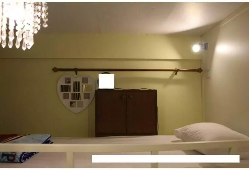 ファミリーステューディオ, Smile Capsule Hostel