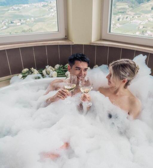 جناح مزود بجاكوزى, Finkennest Panoramic Garden Resort