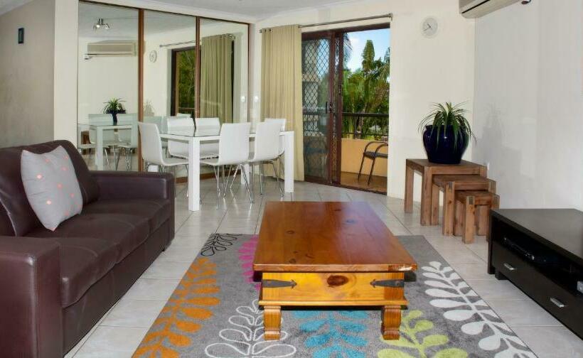 דירת שני חדרים, Grangewood Court Apartments