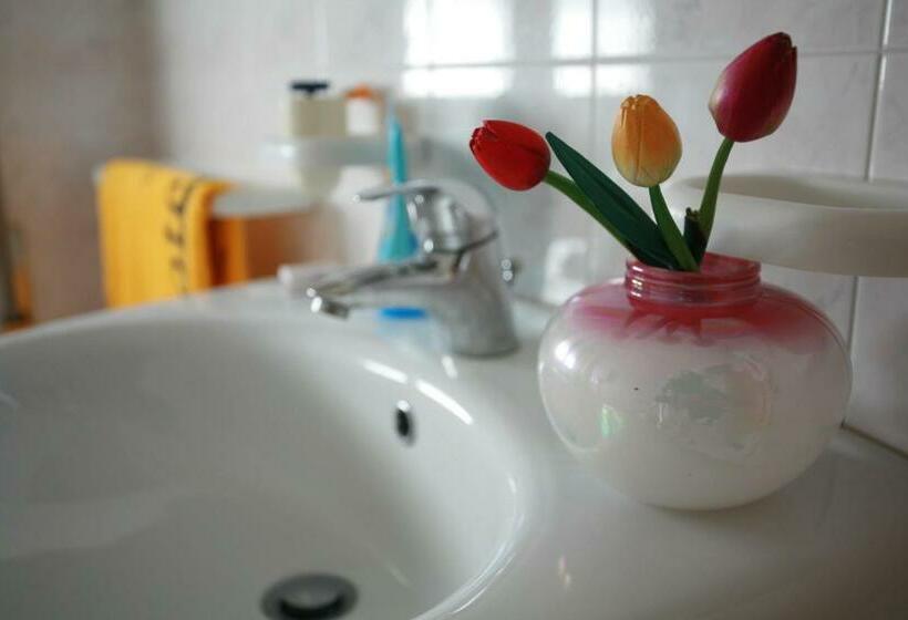 اتاق راحتی, Letizia