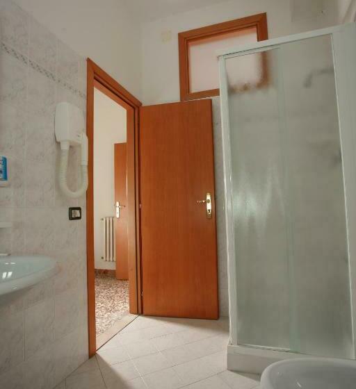 اتاق استاندارد چهار تخته, Letizia