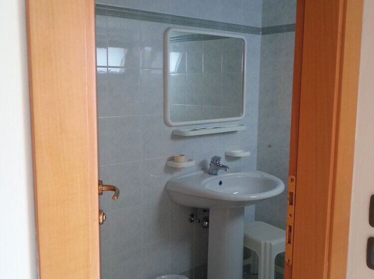 اتاق استاندارد سه نفره, Letizia