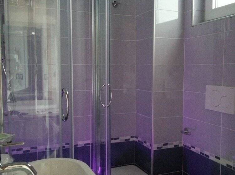 اتاق اکونومی, Letizia