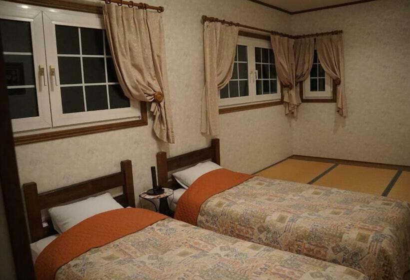 חדר סטנדרט לשלושה עם חדר אמבטיה משוף, Land Haus Dancru Netz