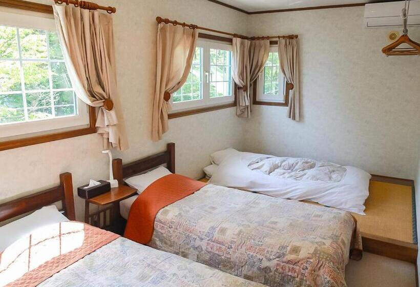 חדר סטנדרט לשלושה עם חדר אמבטיה משוף, Land Haus Dancru Netz